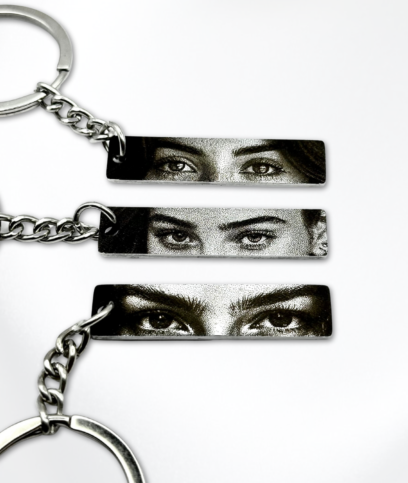 Breloc cu Ochii Tăi™ - Personalizat și Fotogravat în Oțel