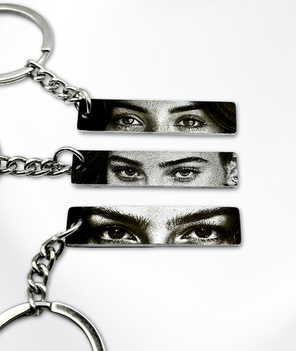 Breloc cu Ochii Tăi™ - Personalizat și Fotogravat în Oțel