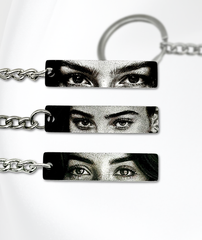 Breloc cu Ochii Tăi™ - Personalizat și Fotogravat în Oțel