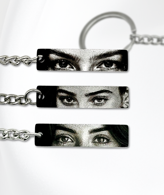 Breloc cu Ochii Tăi™ - Personalizat și Fotogravat în Oțel