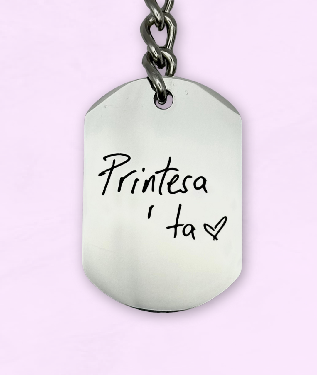 Breloc personalizat cu buze gravate din oțel.