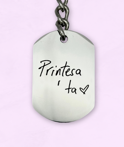 Breloc personalizat cu buze gravate din oțel.