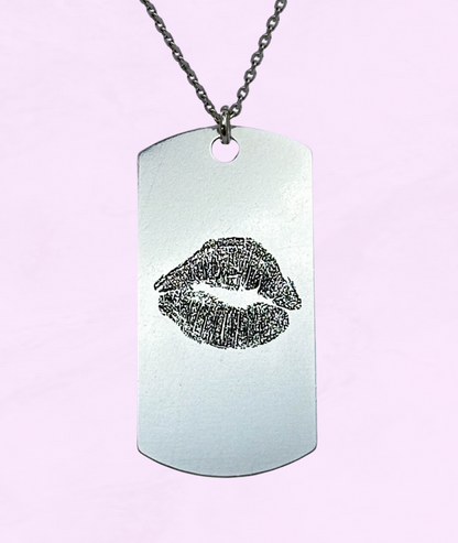 Lănțișor argint personalizat cu buzele persoanei iubite.