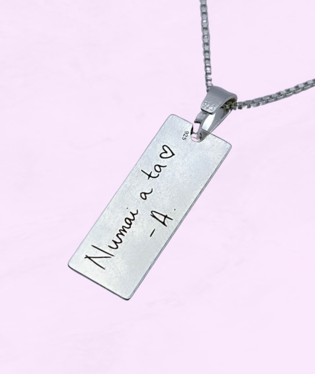 Lănțișor personalizat gravat cu ochii persoanei iubite.