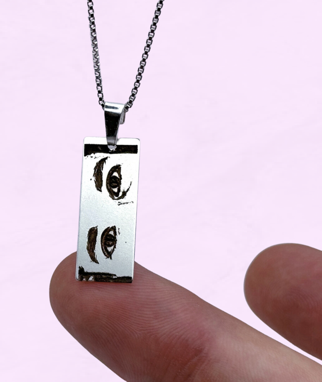 Lănțișor personalizat gravat cu ochii persoanei iubite.